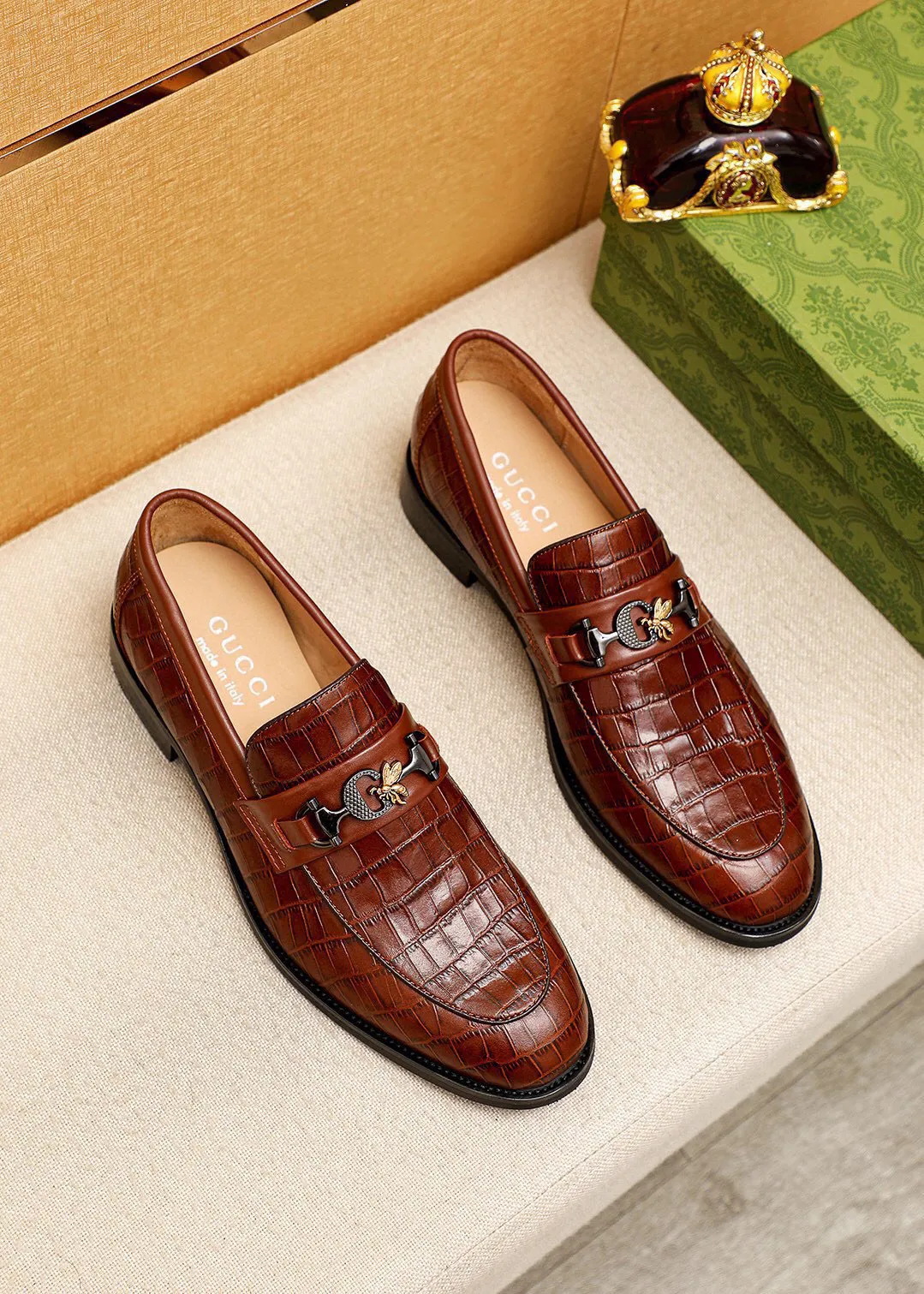 Men's shoes 💰442 💐 Product trademark: GUCCI "Gucci" casual leather shoes Regular size: 38-44 (45.46🉑️customized) Product materials: Selected imported first-layer calfskin embossed upper + luxury hardware buckle, imported water-dyed cow leather lining. Strong three-dimensional visual effect, combined outsole Color: 2⃣️colors available